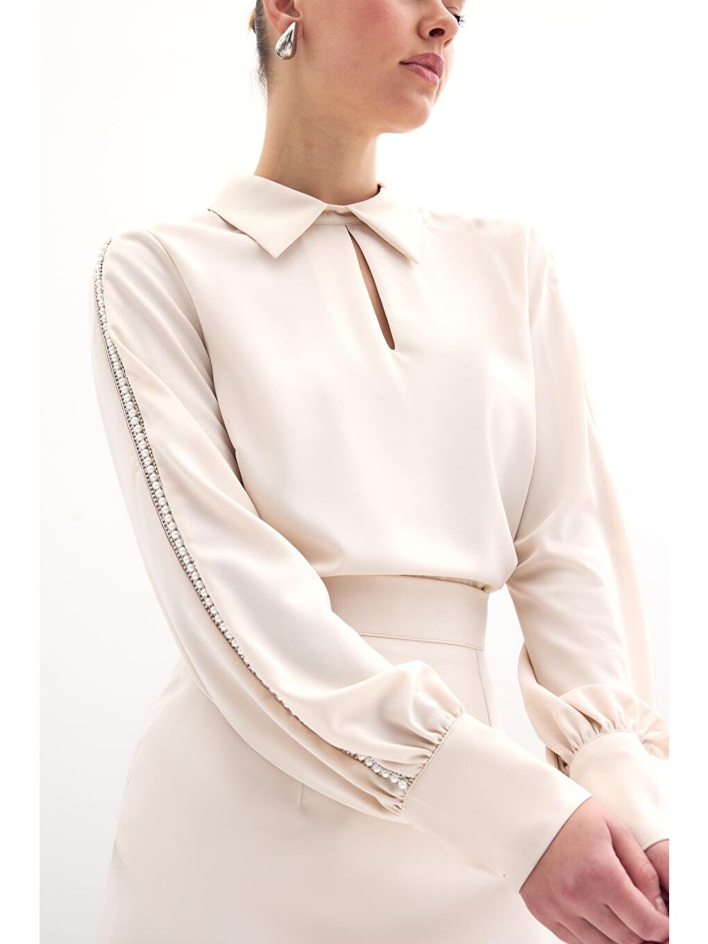 Kolları İnci Detaylı Bluz - Bej-4