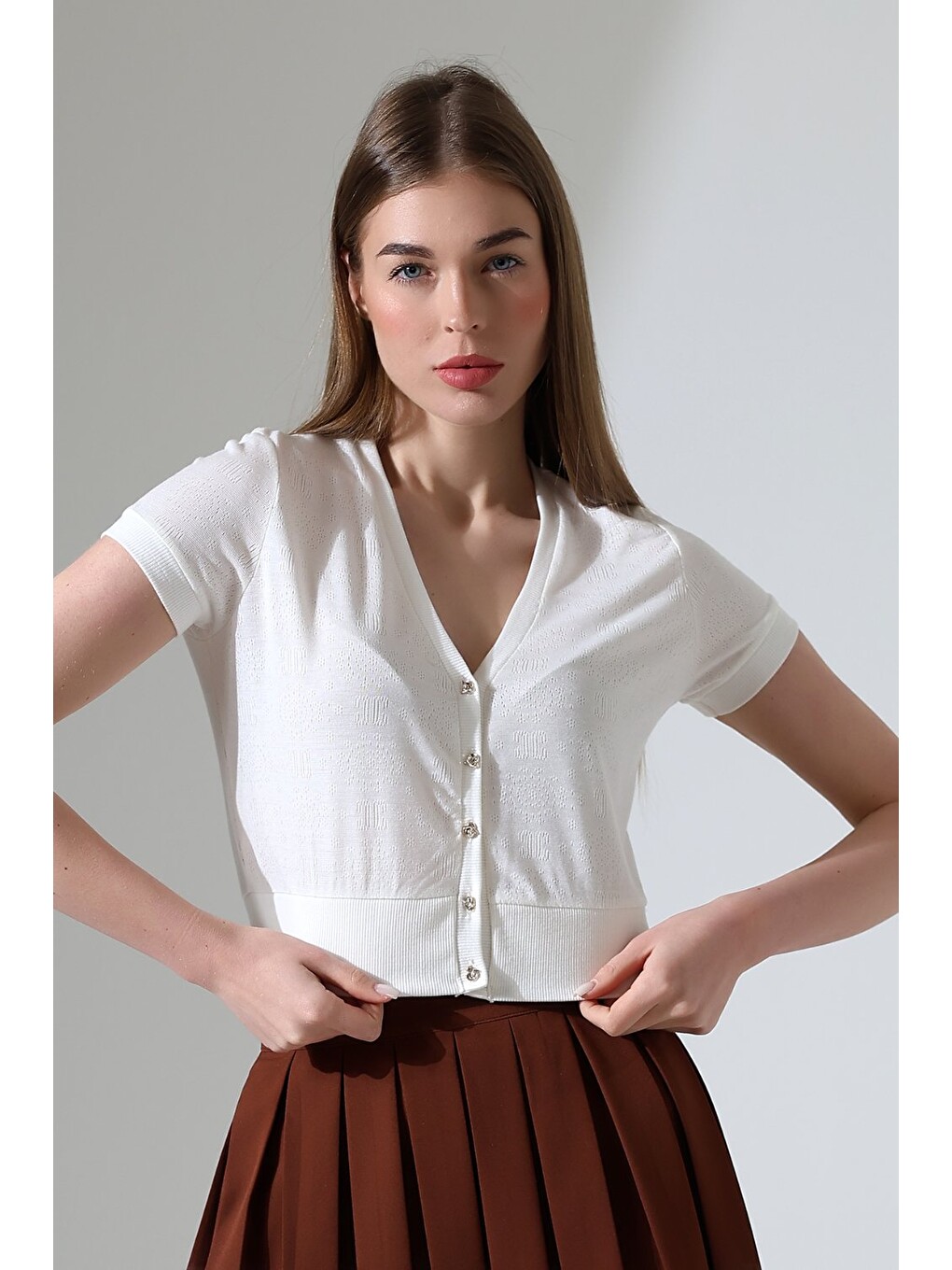 Kadın V Yaka Düğmeli Kısa Kol Ekru Crop Bluz