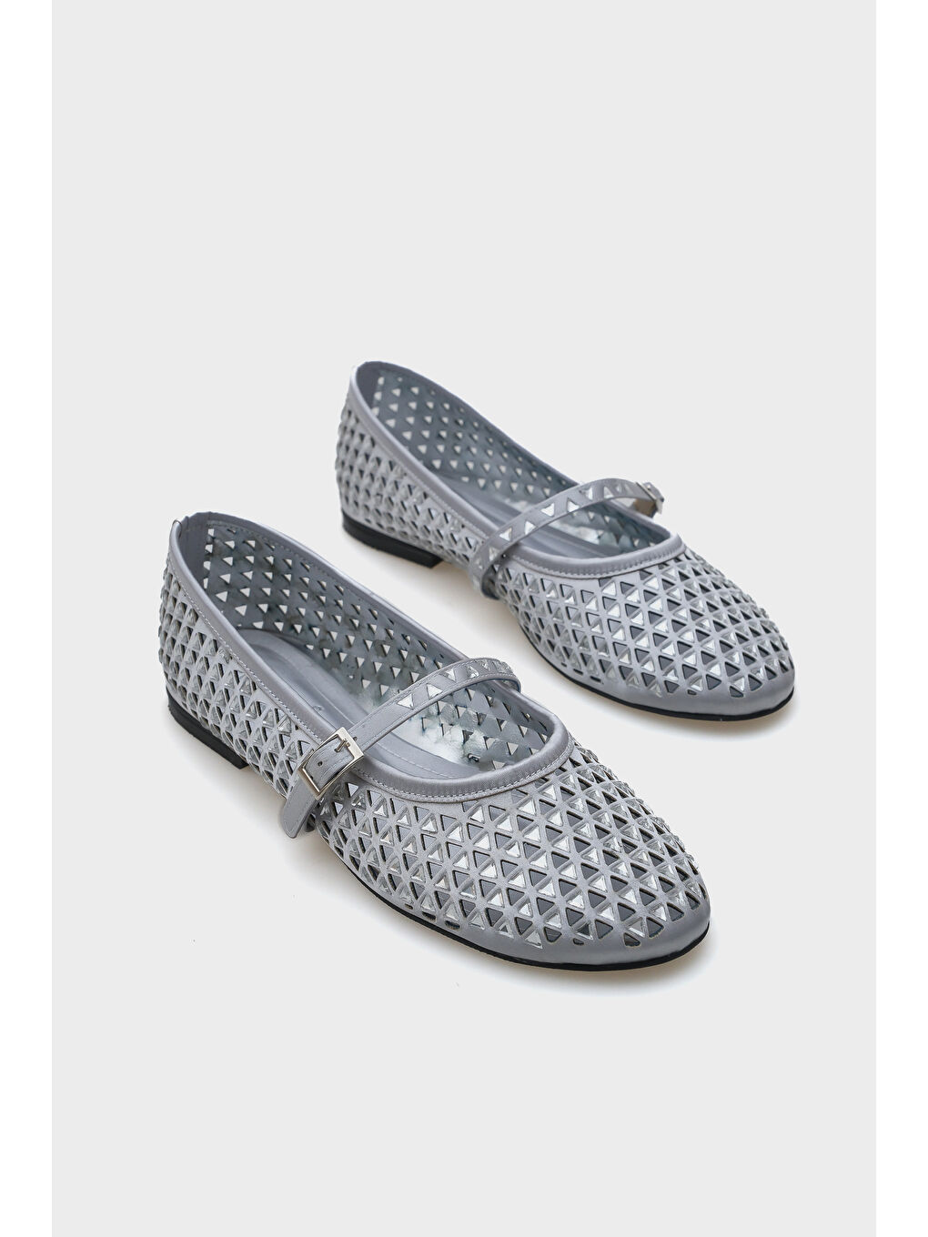 Gri Aleda Taşlı Fileli Bantlı Yuvarlak Burunlu Kadın Babet-1