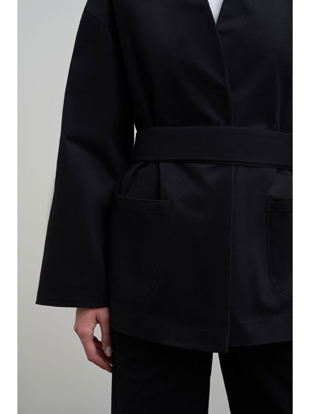 Siyah-V Yaka Kuşaklı Gabardin Ceket-5