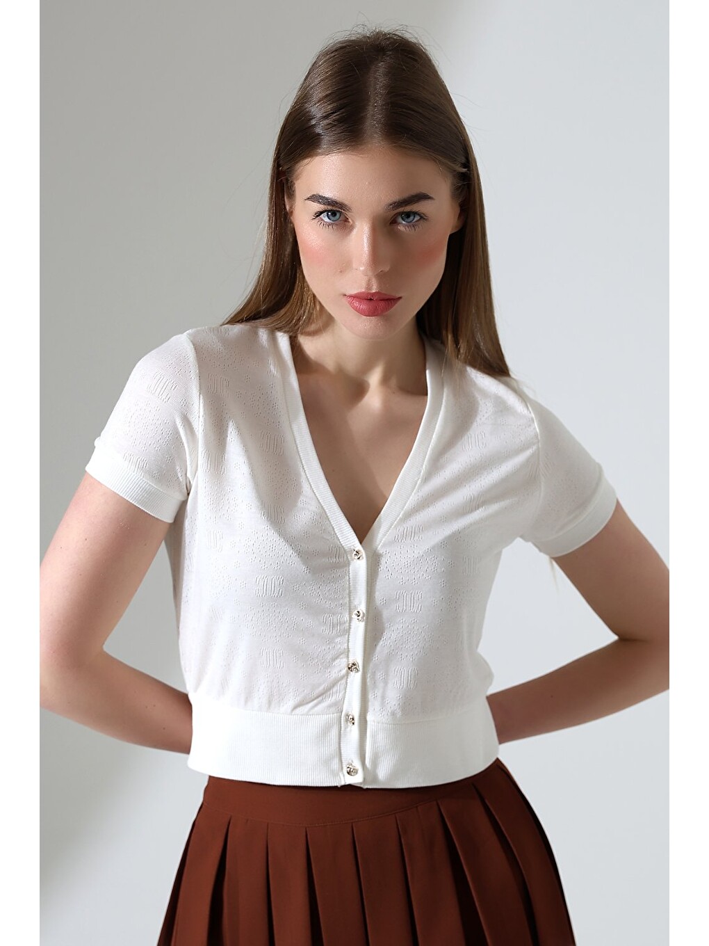 Kadın V Yaka Düğmeli Kısa Kol Ekru Crop Bluz-3