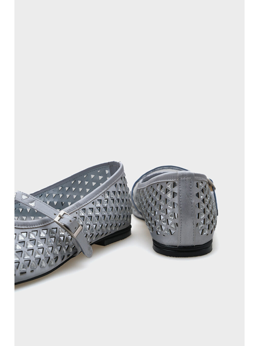 Gri Aleda Taşlı Fileli Bantlı Yuvarlak Burunlu Kadın Babet-4