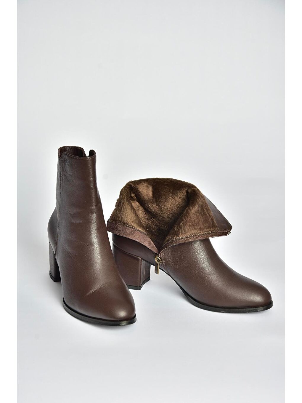 Kahverengi Kadın Bot V468581003