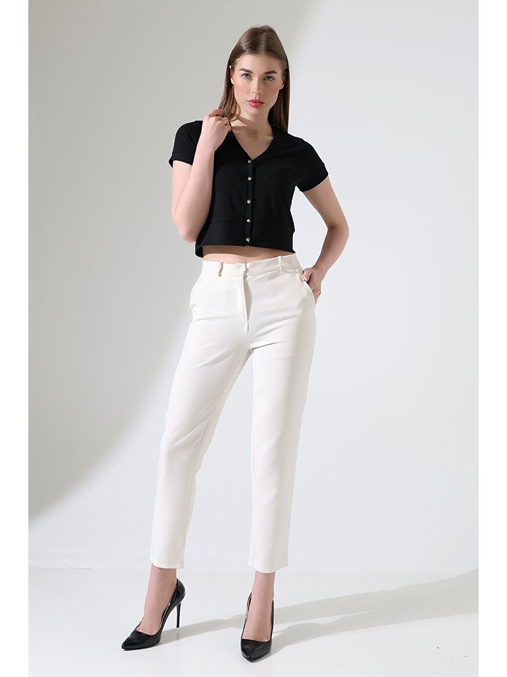 Kadın V Yaka Düğmeli Kısa Kol Siyah Crop Bluz-1