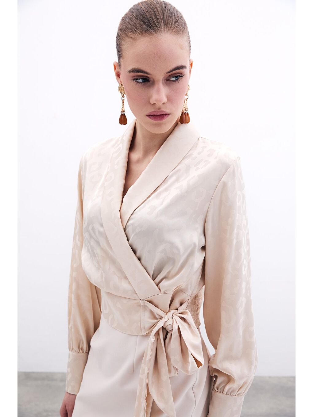 Yan Kuşaklı Saten Bluz - Bej-4