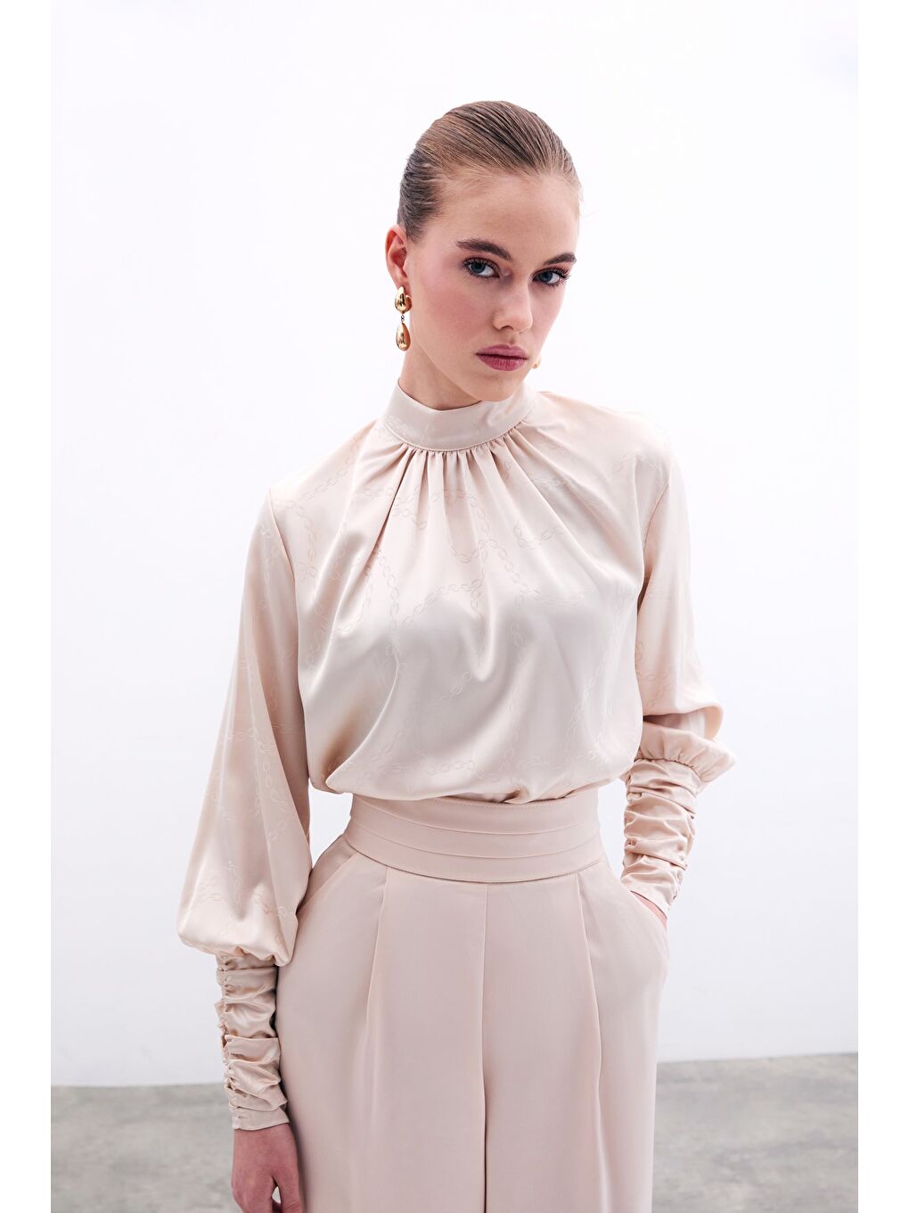 Zincir Desenli Saten Bluz - Bej-2