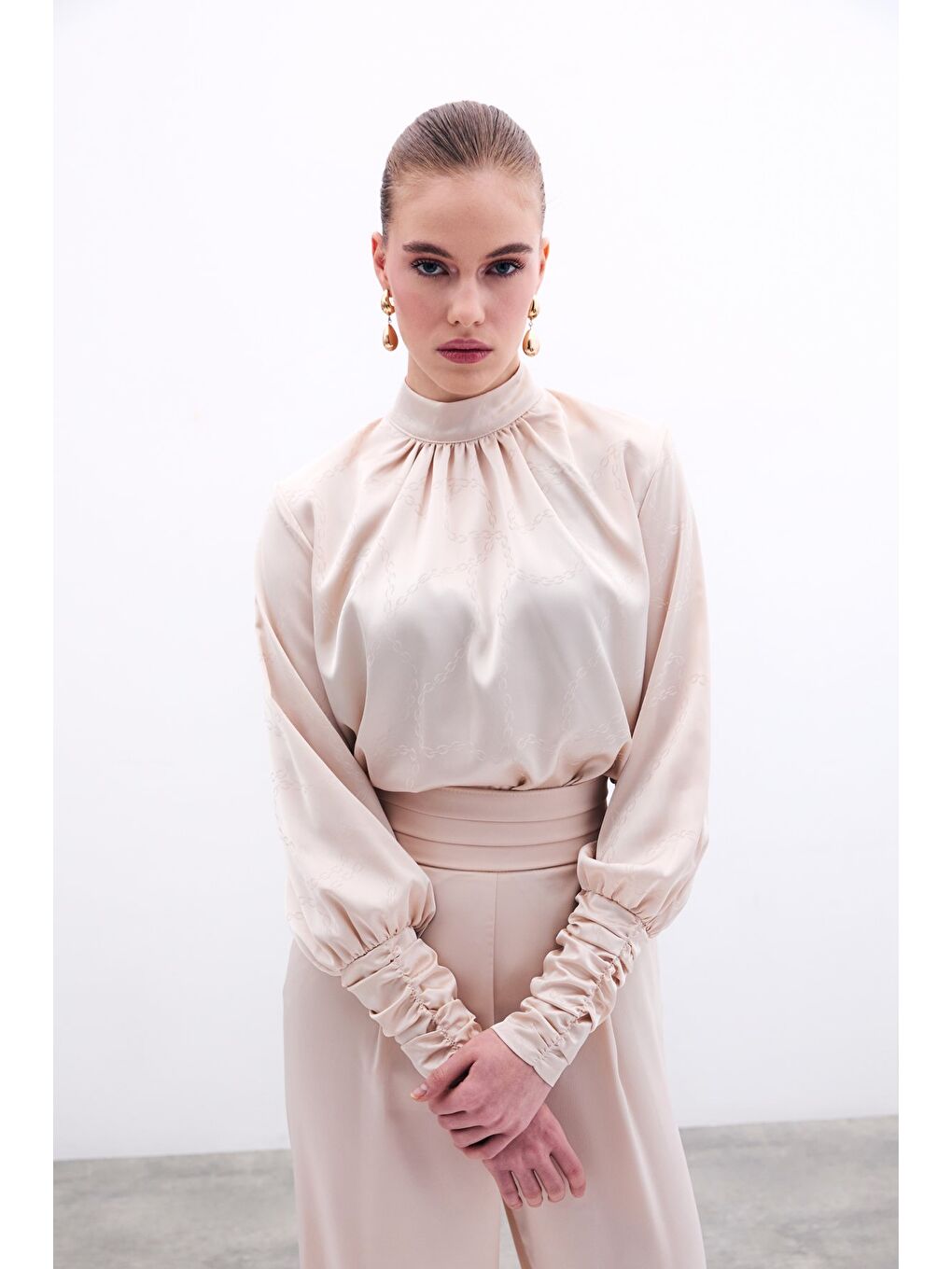 Zincir Desenli Saten Bluz - Bej-3