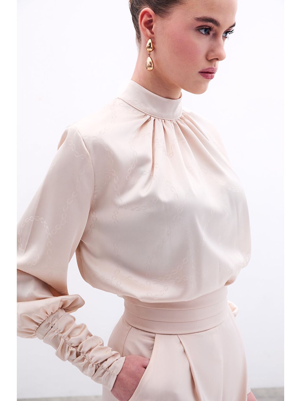 Zincir Desenli Saten Bluz - Bej-4