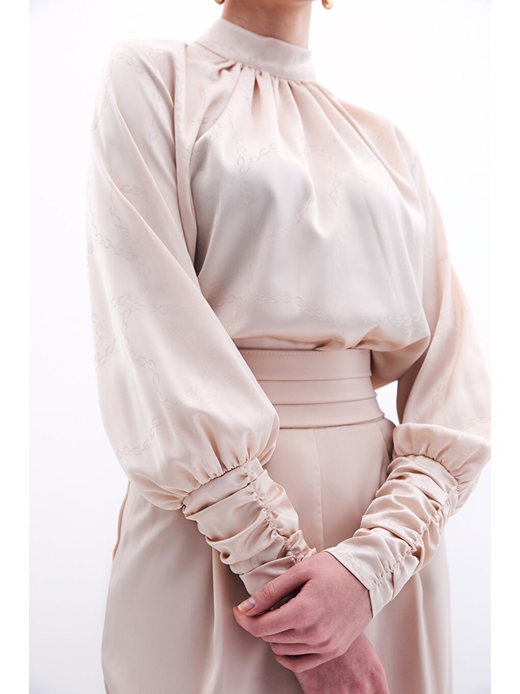 Zincir Desenli Saten Bluz - Bej-5