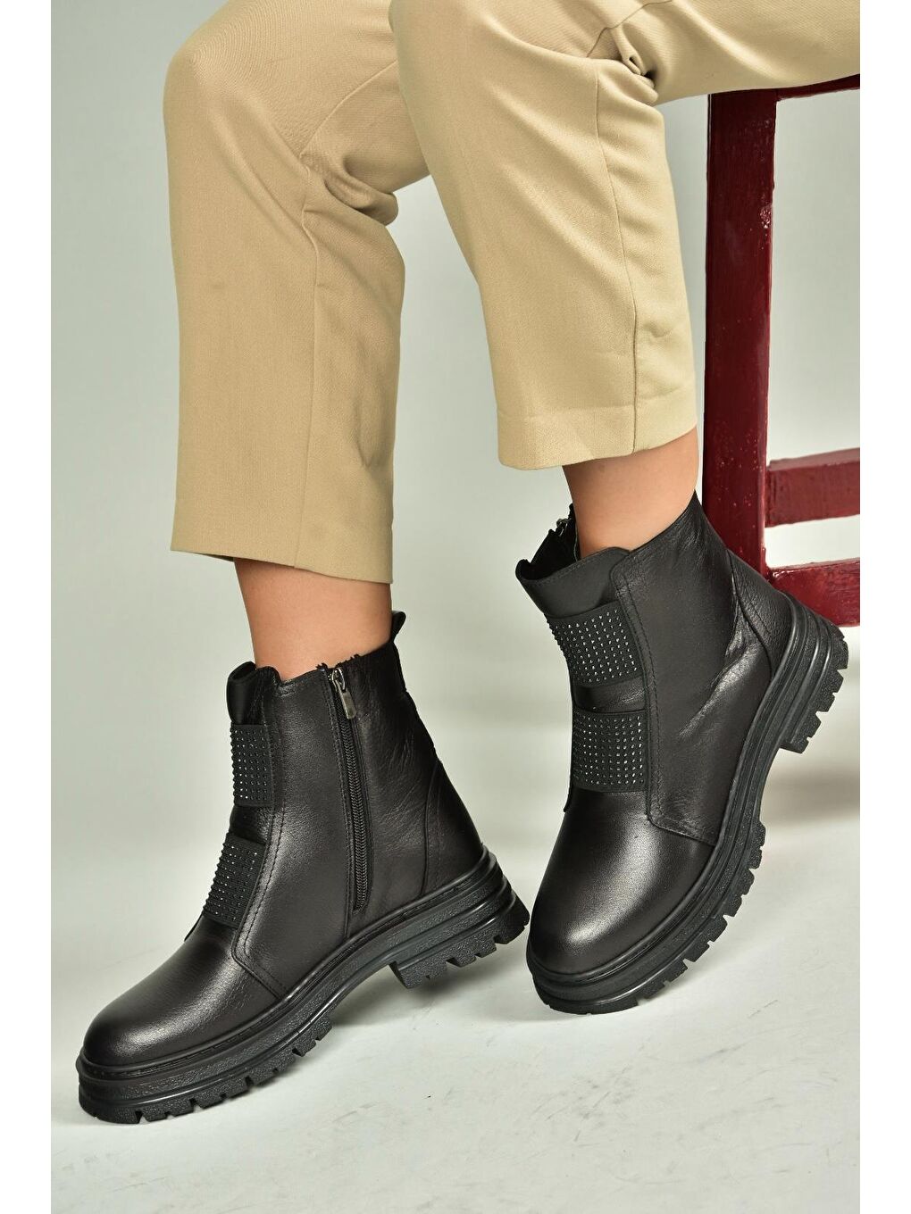 Siyah Kadın Bot V555101603-1