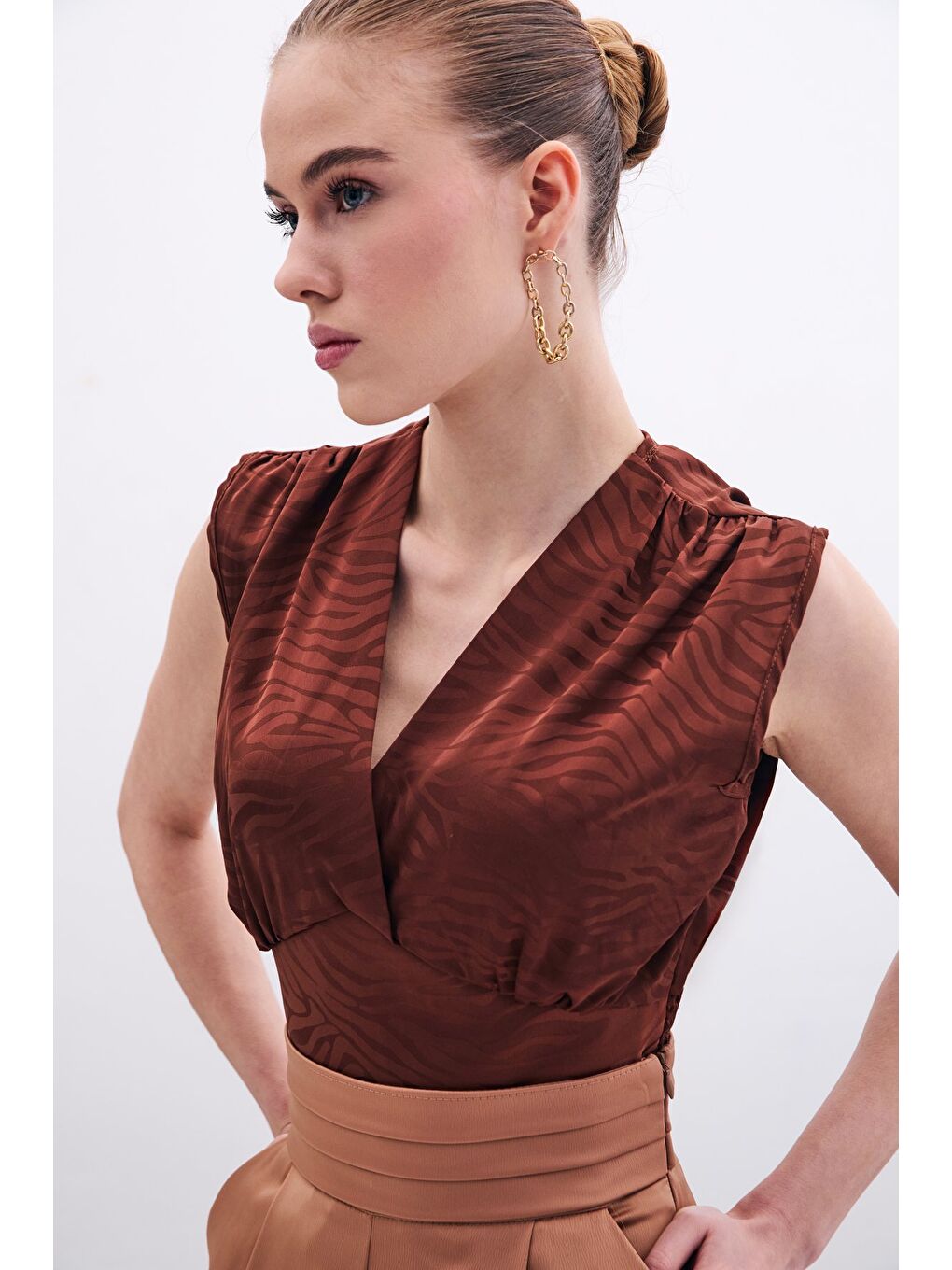 Kahverengi Kruvaze Desenli Saten Bluz - Kahve