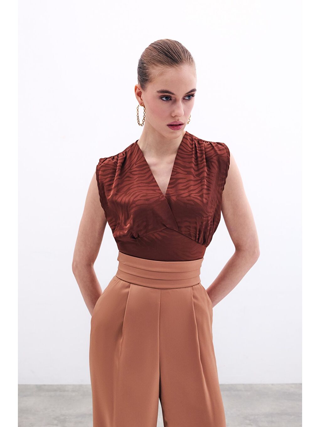 Kahverengi Kruvaze Desenli Saten Bluz - Kahve-1