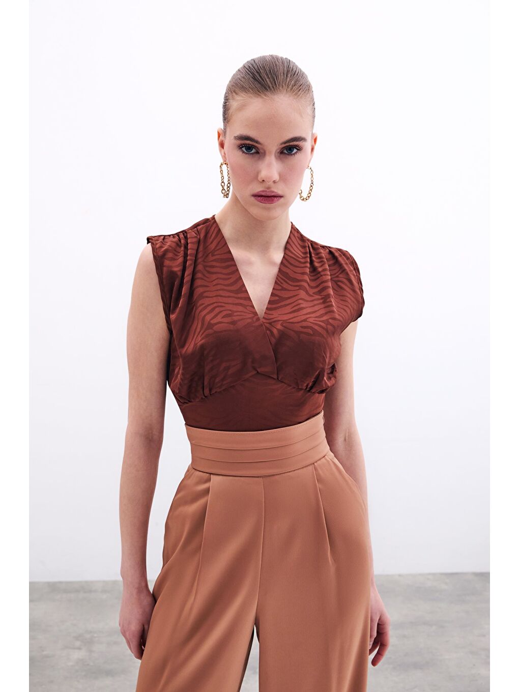 Kahverengi Kruvaze Desenli Saten Bluz - Kahve-2