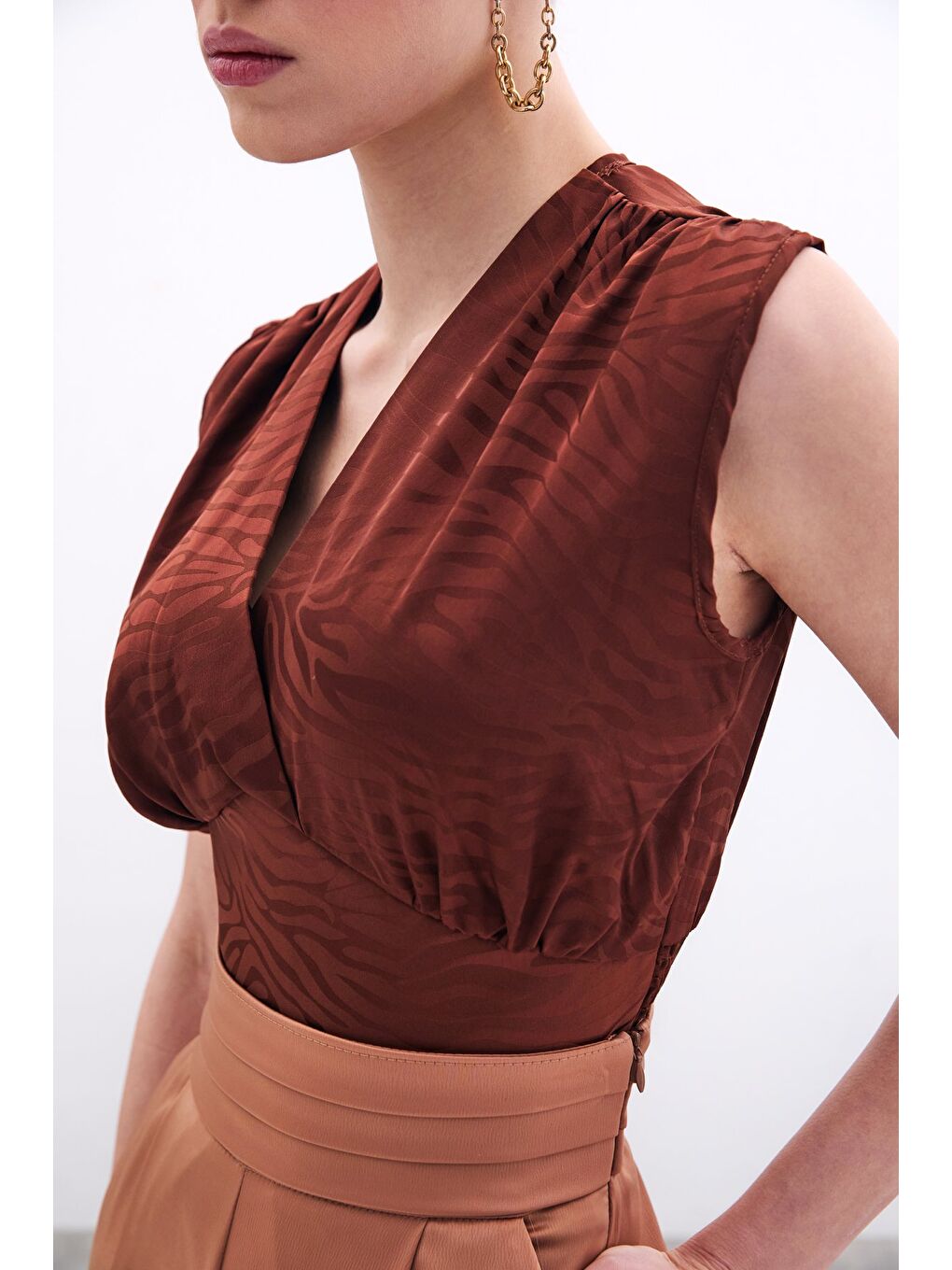 Kahverengi Kruvaze Desenli Saten Bluz - Kahve-3