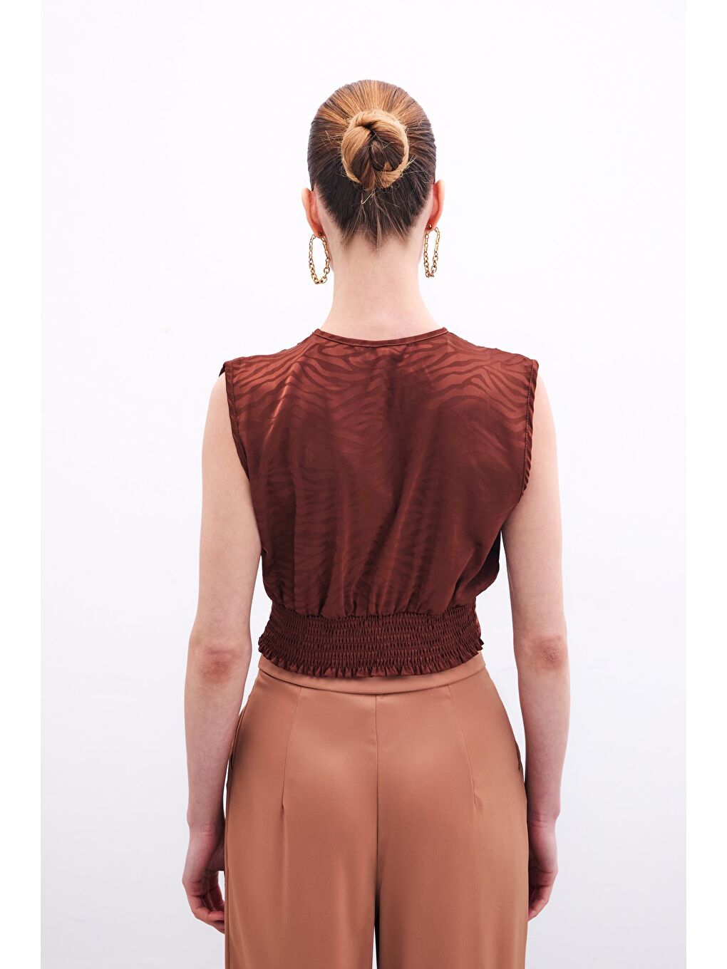 Kahverengi Kruvaze Desenli Saten Bluz - Kahve-4