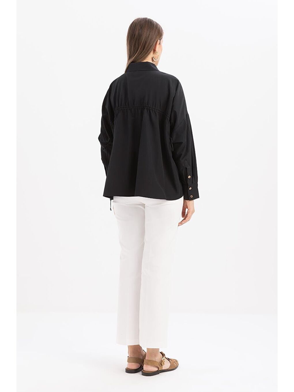 Siyah-Sırt Büzgü Detaylı Gömlek-3