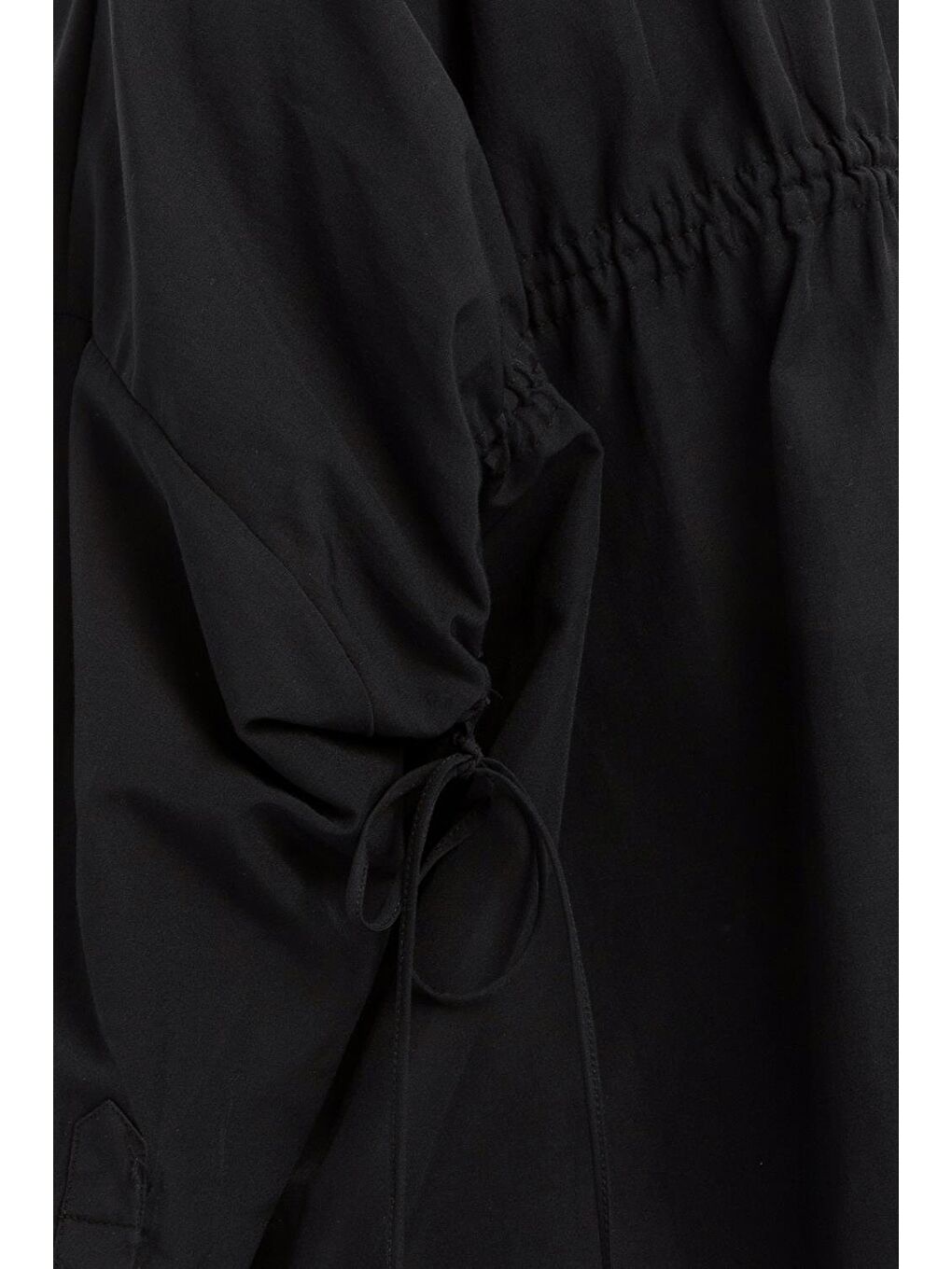 Siyah-Sırt Büzgü Detaylı Gömlek-5