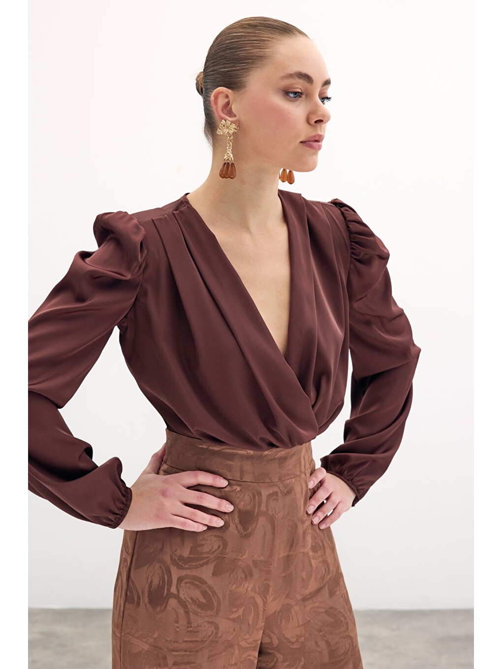Kahverengi Kruvaze Saten Bodysuit Bluz - Kahve