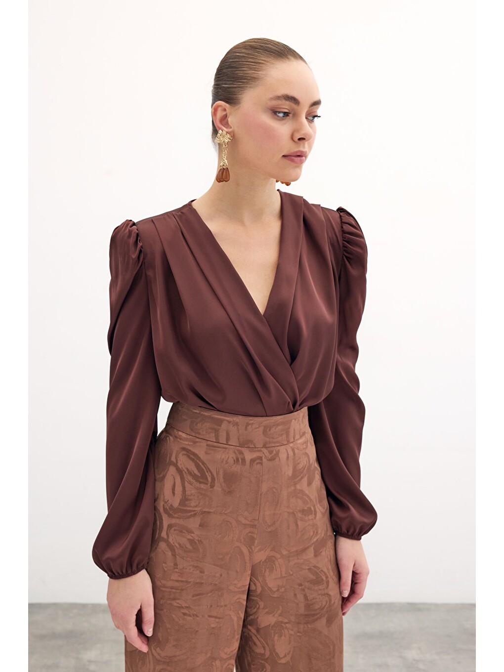 Kahverengi Kruvaze Saten Bodysuit Bluz - Kahve-1