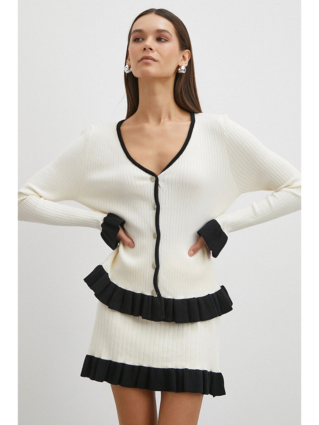 Düğmeli Eteği Fırfırlı Etekli Triko Takım Ekru-2