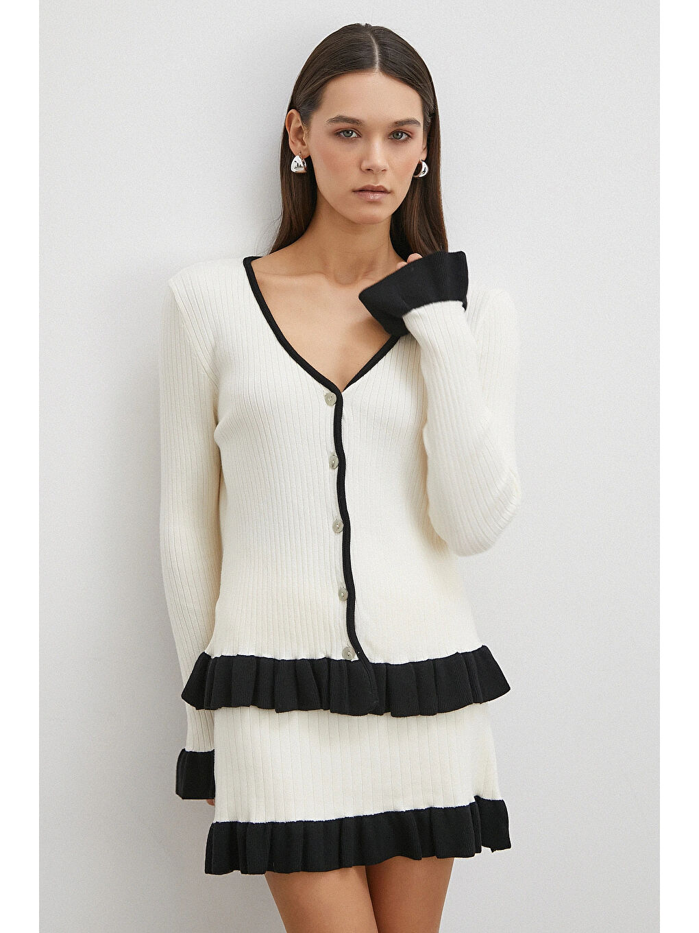 Düğmeli Eteği Fırfırlı Etekli Triko Takım Ekru-3