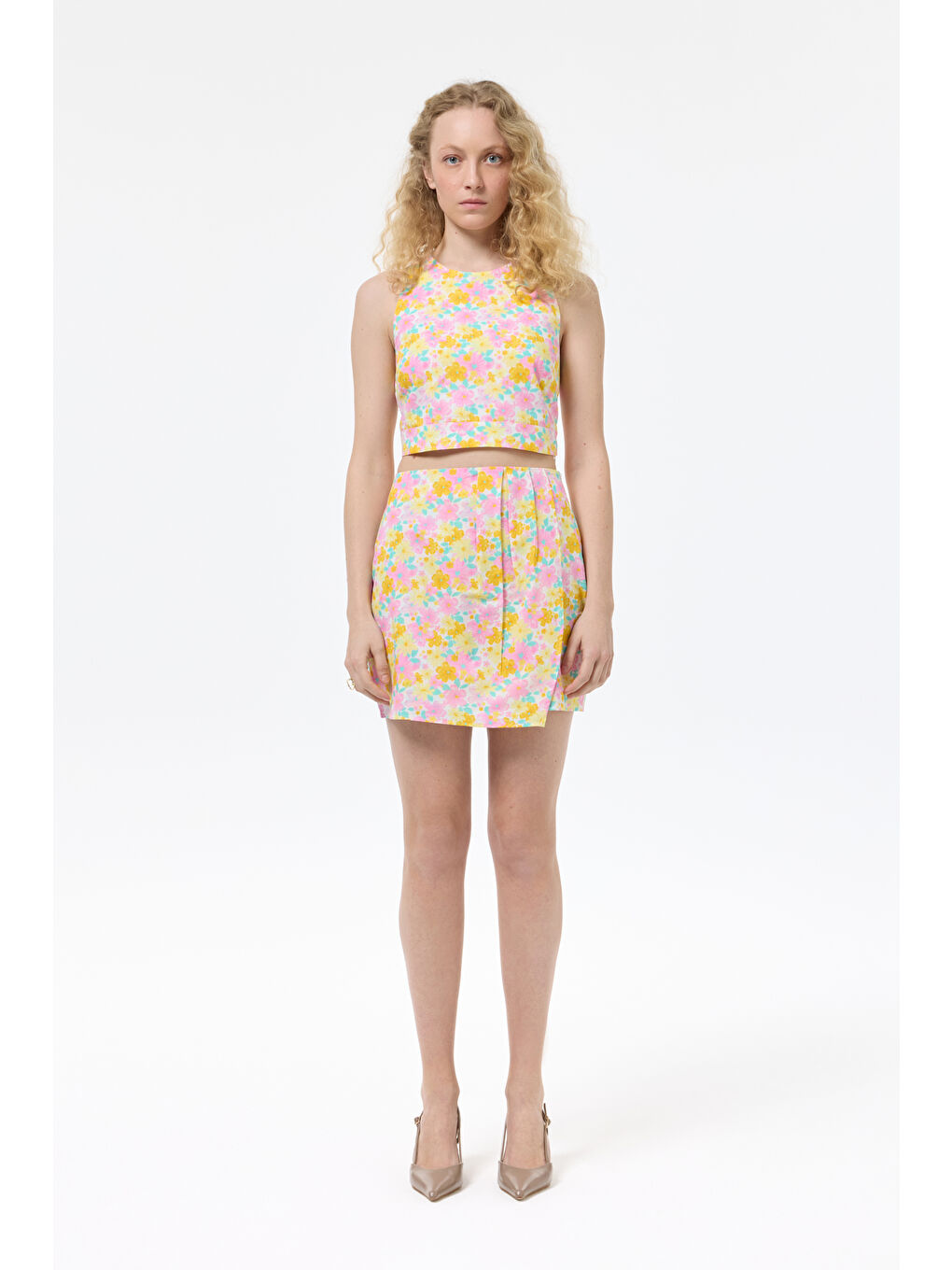 Sırtı Çapraz Askılı Çiçekli Crop Bluz Pembe-2