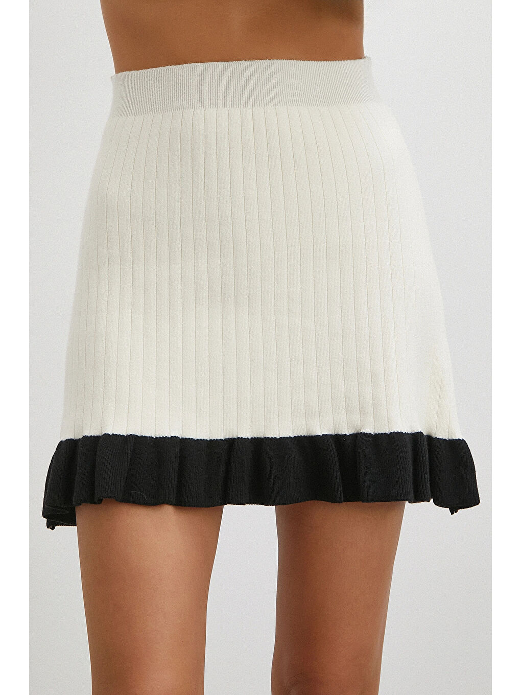 Düğmeli Eteği Fırfırlı Etekli Triko Takım Ekru-5