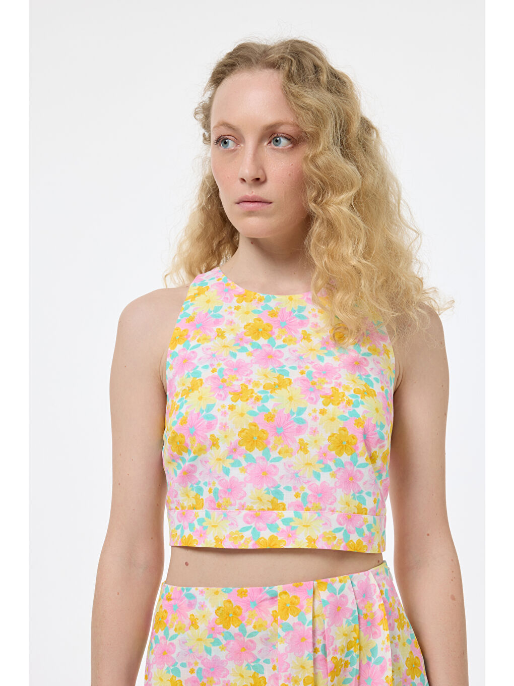 Sırtı Çapraz Askılı Çiçekli Crop Bluz Pembe-3