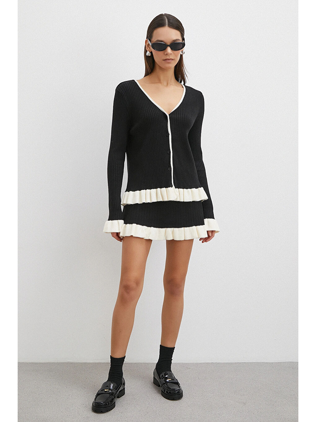 Düğmeli Eteği Fırfırlı Etekli Triko Takım Siyah-1