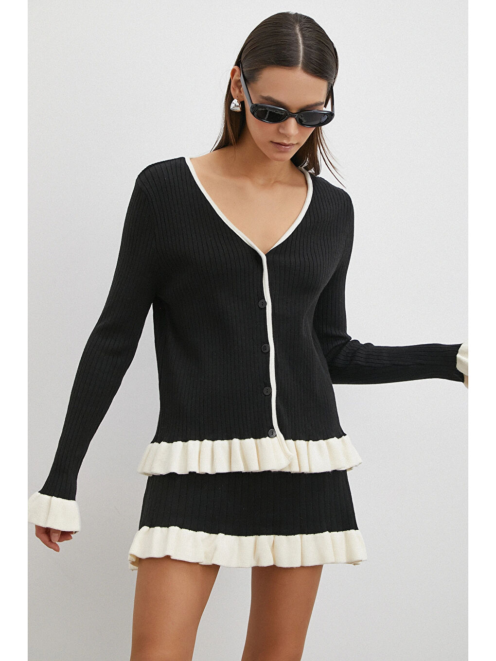 Düğmeli Eteği Fırfırlı Etekli Triko Takım Siyah-2