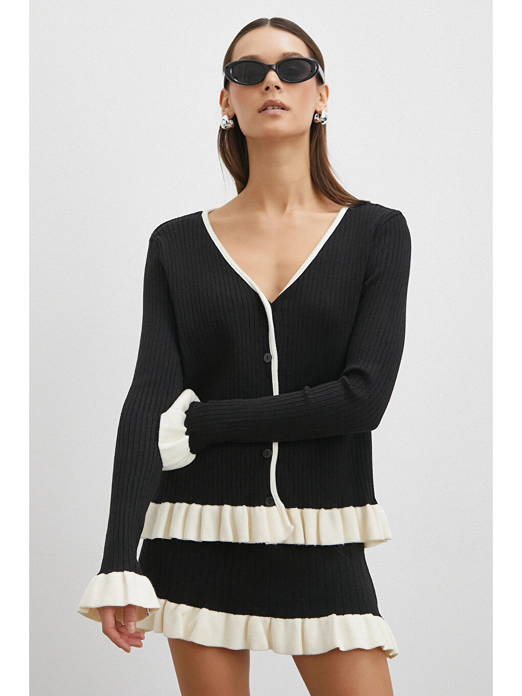 Düğmeli Eteği Fırfırlı Etekli Triko Takım Siyah-3