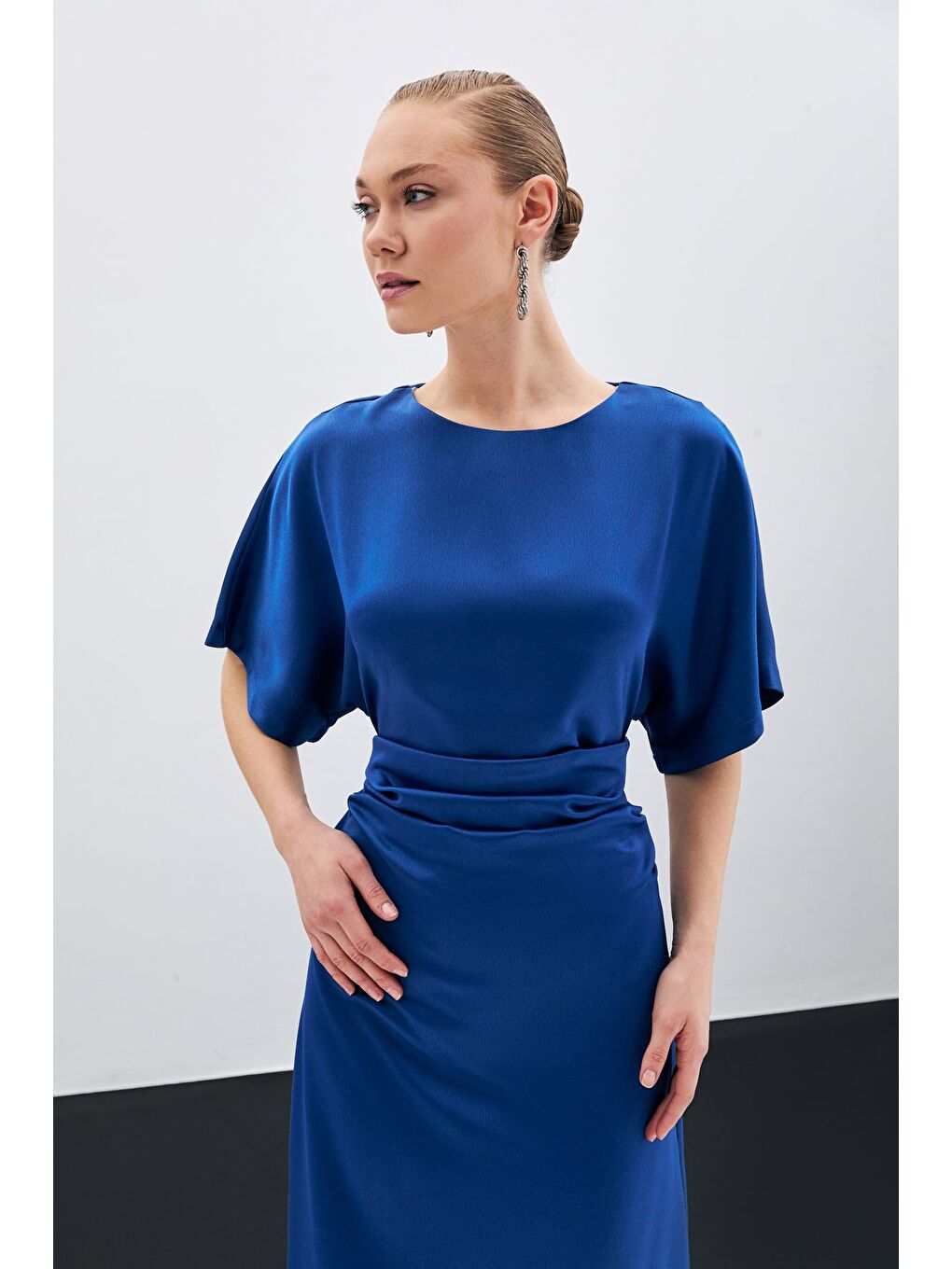 Büzgü Detaylı Krep Saten Elbise - Lacivert-2