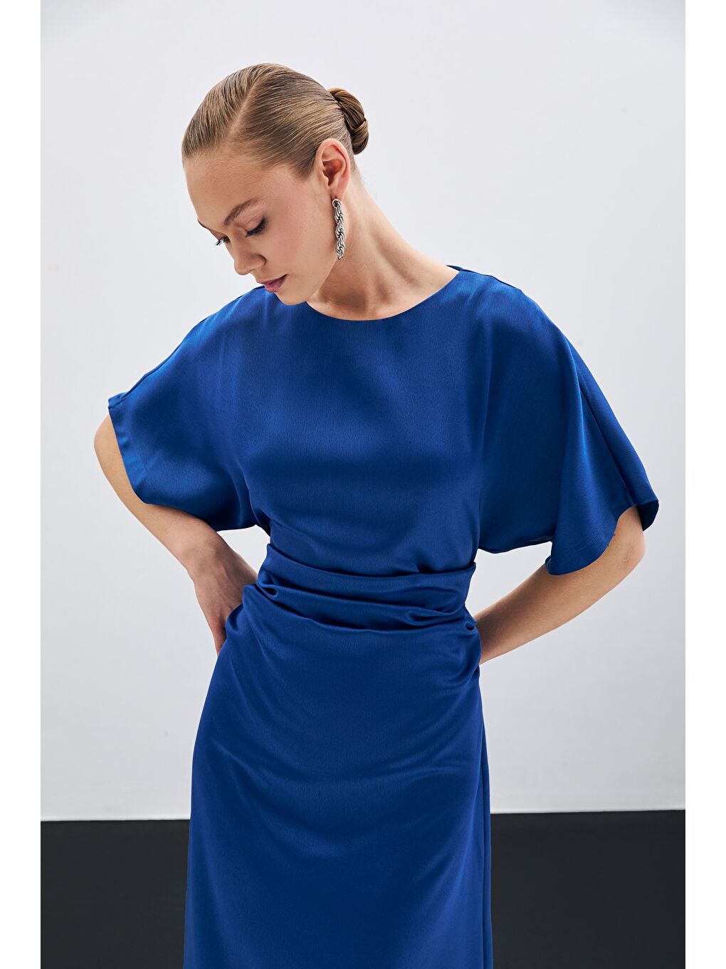 Büzgü Detaylı Krep Saten Elbise - Lacivert-3