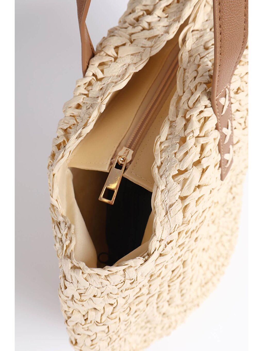 İmza Detaylı Bej Yuvarlak Örme Hasır Çanta 1007-2