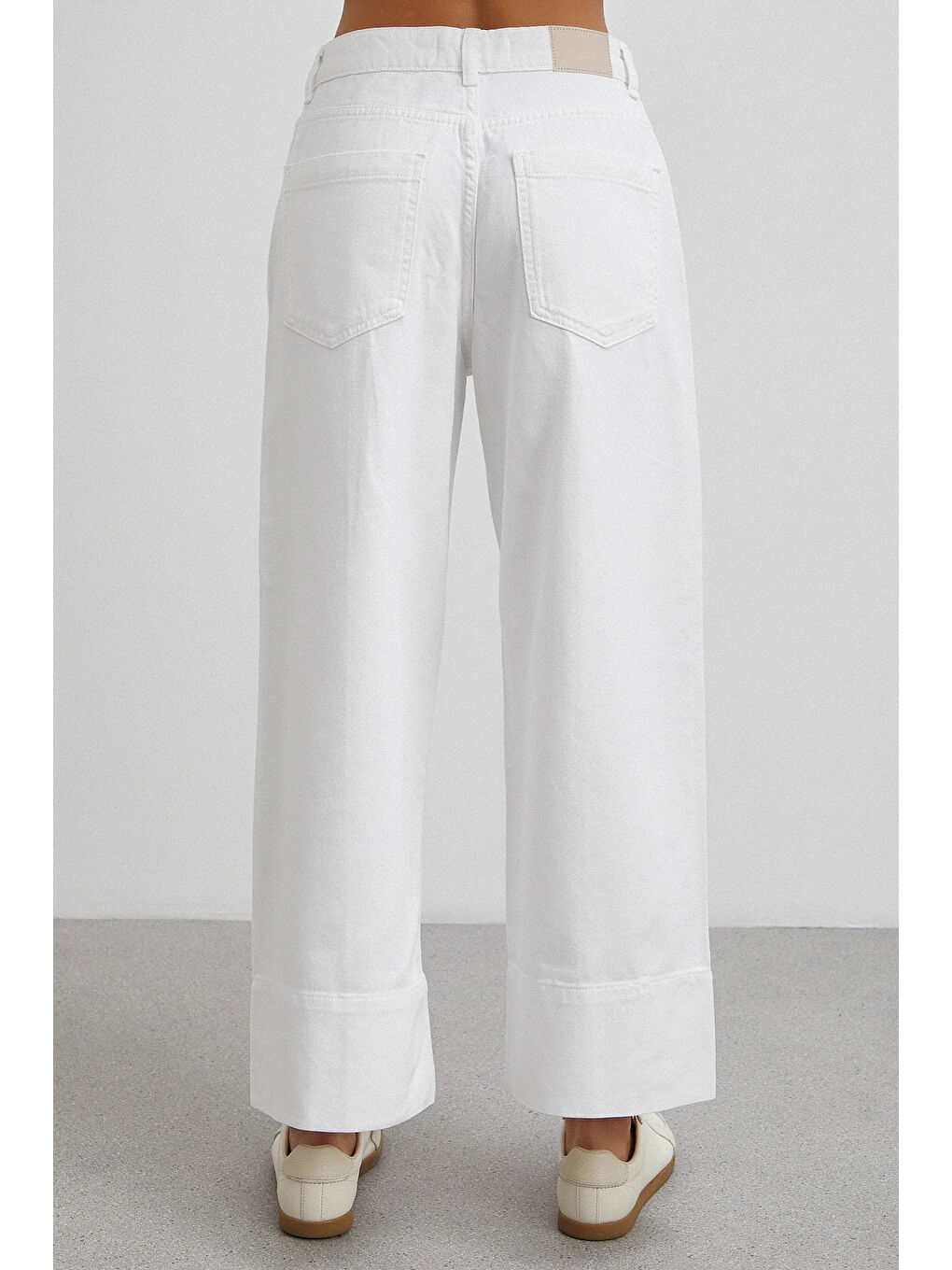 Önü Cepli Paça Detaylı Jean Beyaz-5