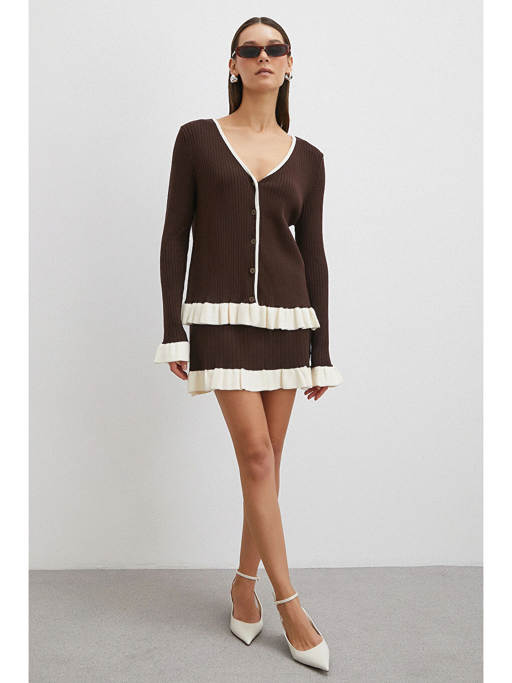 Karışık Düğmeli Eteği Fırfırlı Etekli Triko Takım Kahve-1