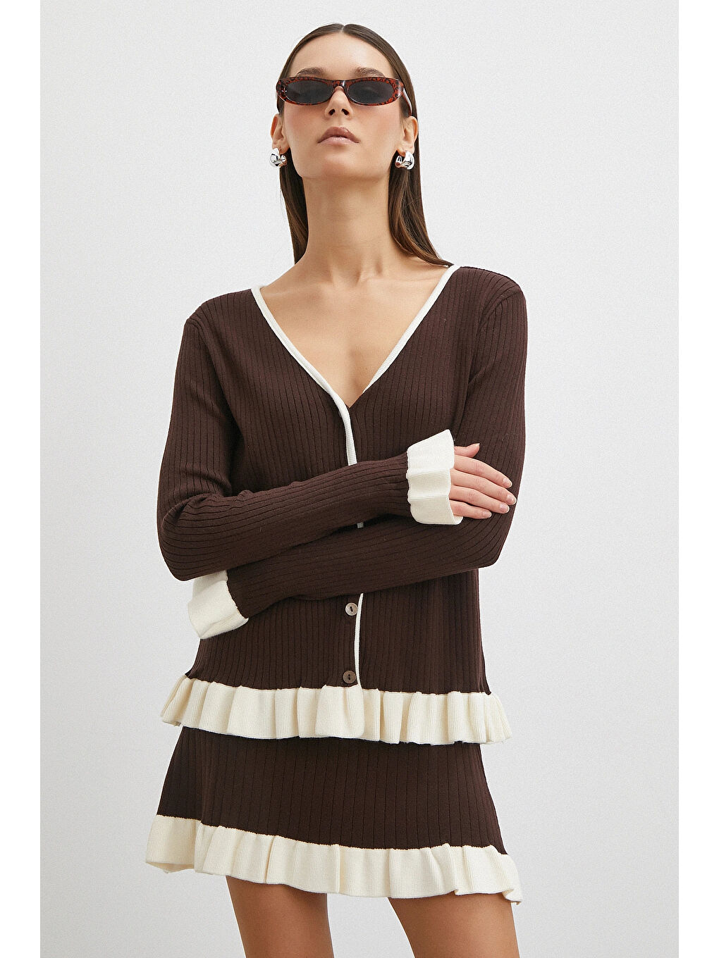 Karışık Düğmeli Eteği Fırfırlı Etekli Triko Takım Kahve-2