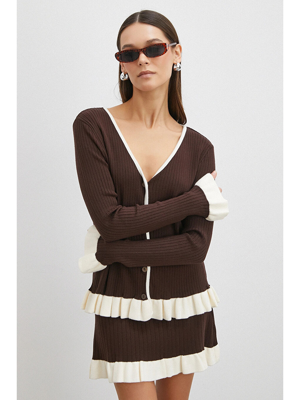 Karışık Düğmeli Eteği Fırfırlı Etekli Triko Takım Kahve-3