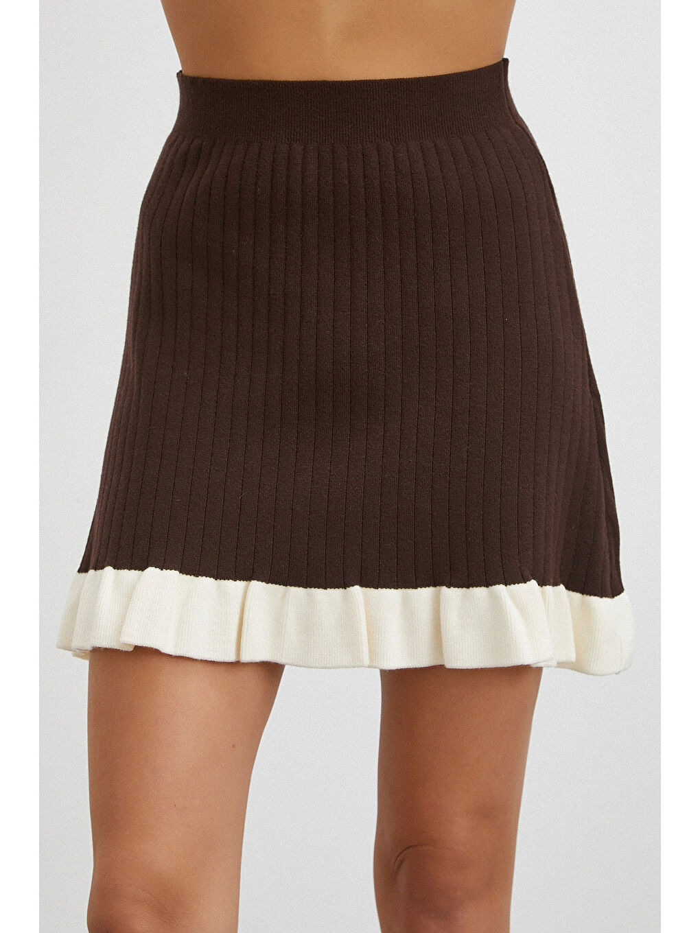 Karışık Düğmeli Eteği Fırfırlı Etekli Triko Takım Kahve-4