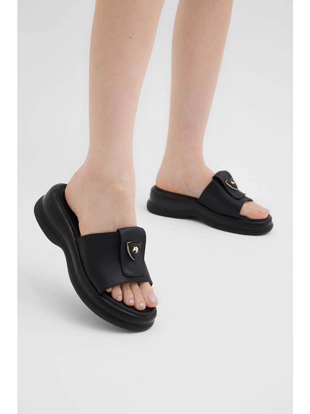 Kadın Siyah Rahat Kalıp Logo Detaylı Terlik-2