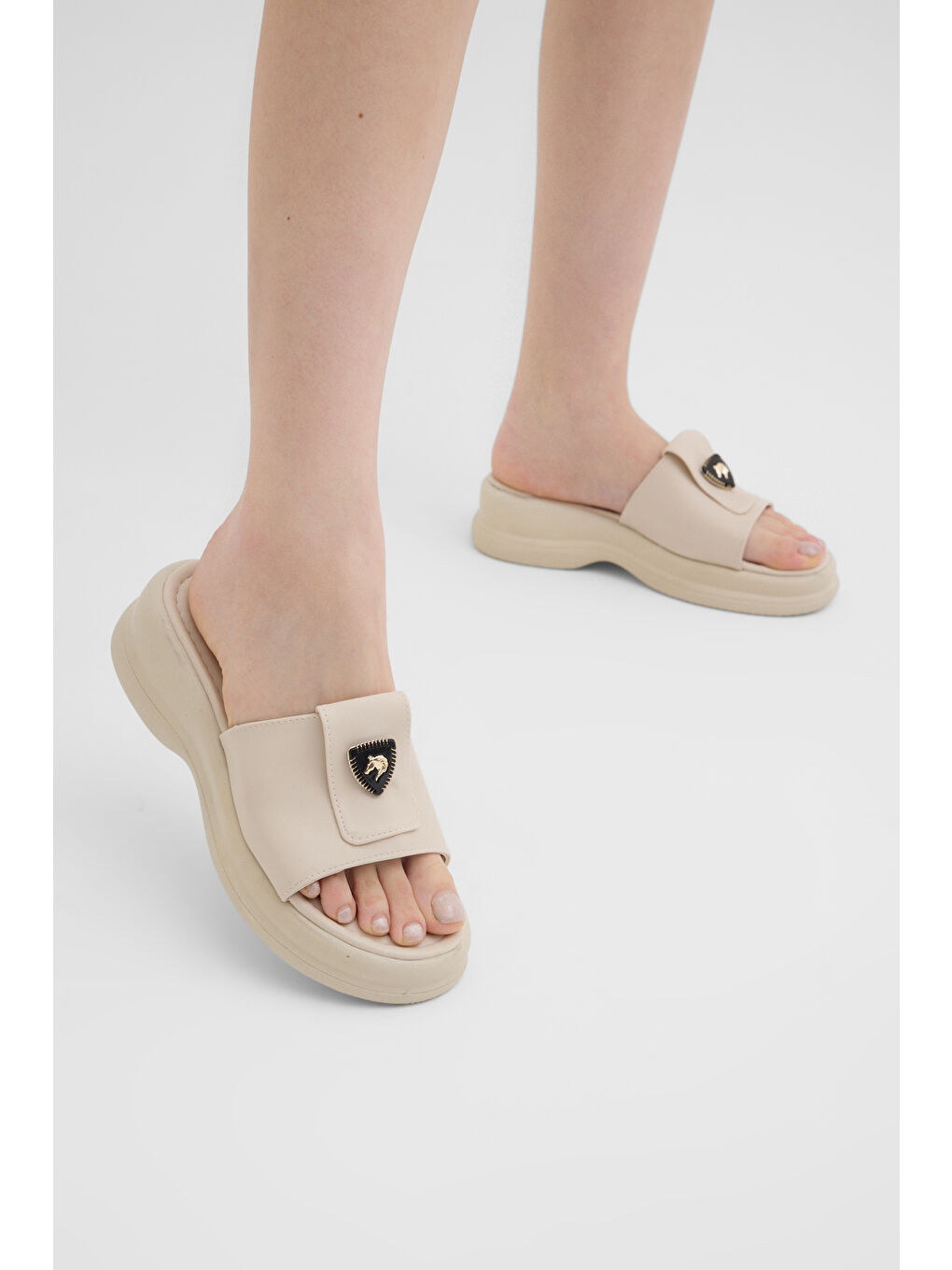 Kadın Bej Rahat Kalıp Logo Detaylı Terlik-3