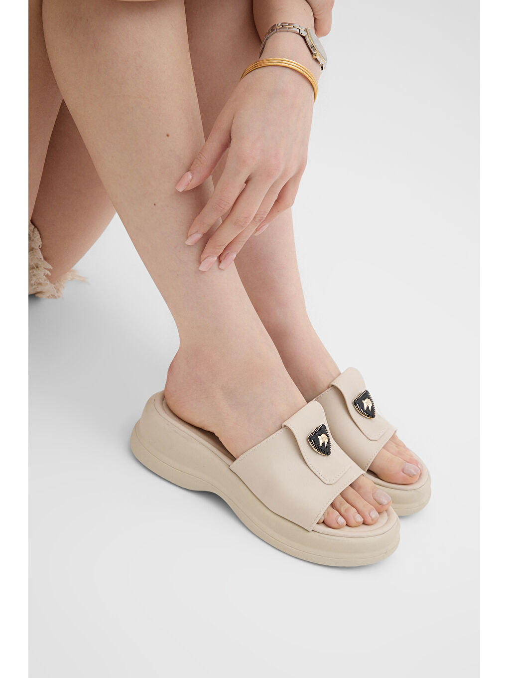 Kadın Bej Rahat Kalıp Logo Detaylı Terlik-4