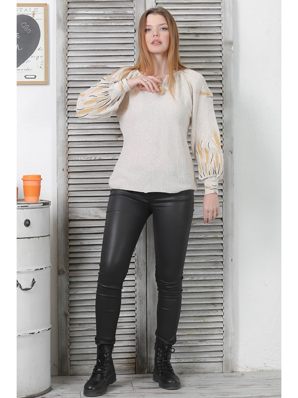 Bej Boyundan Bağlamalı Balon Kol Ponponlu Nakışlı Casual Triko Kazak-3