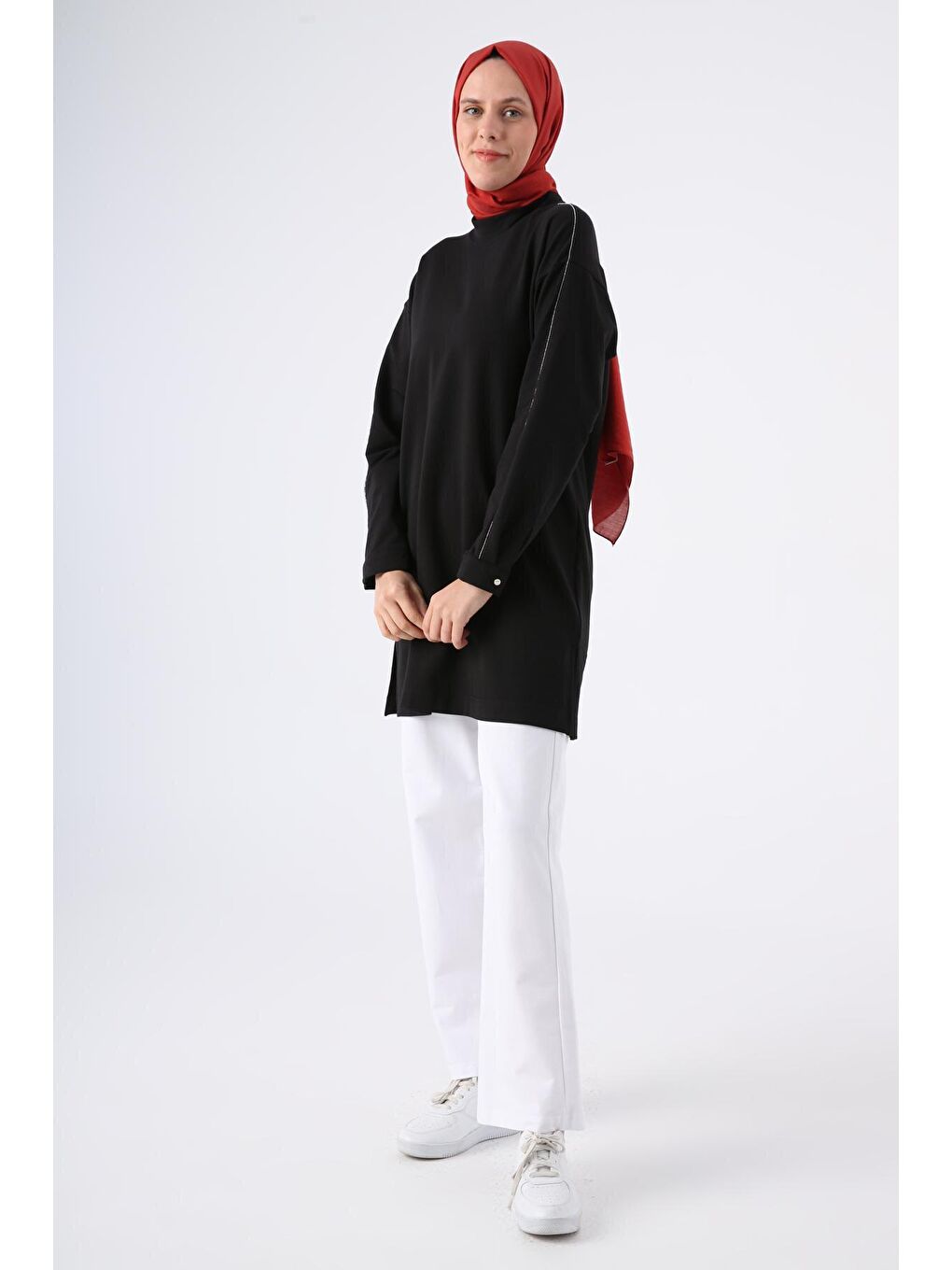 Siyah Pamuklu Dik Yaka Sim Dikişli Yıtmaçlı Tunik-2