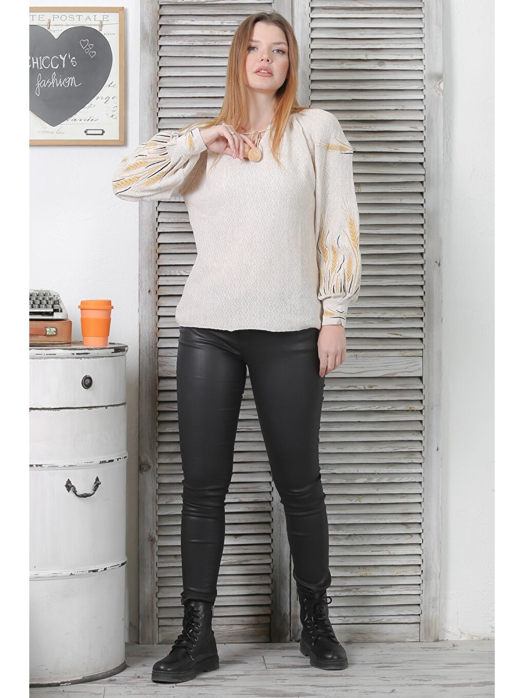 Bej Boyundan Bağlamalı Balon Kol Ponponlu Nakışlı Casual Triko Kazak-4