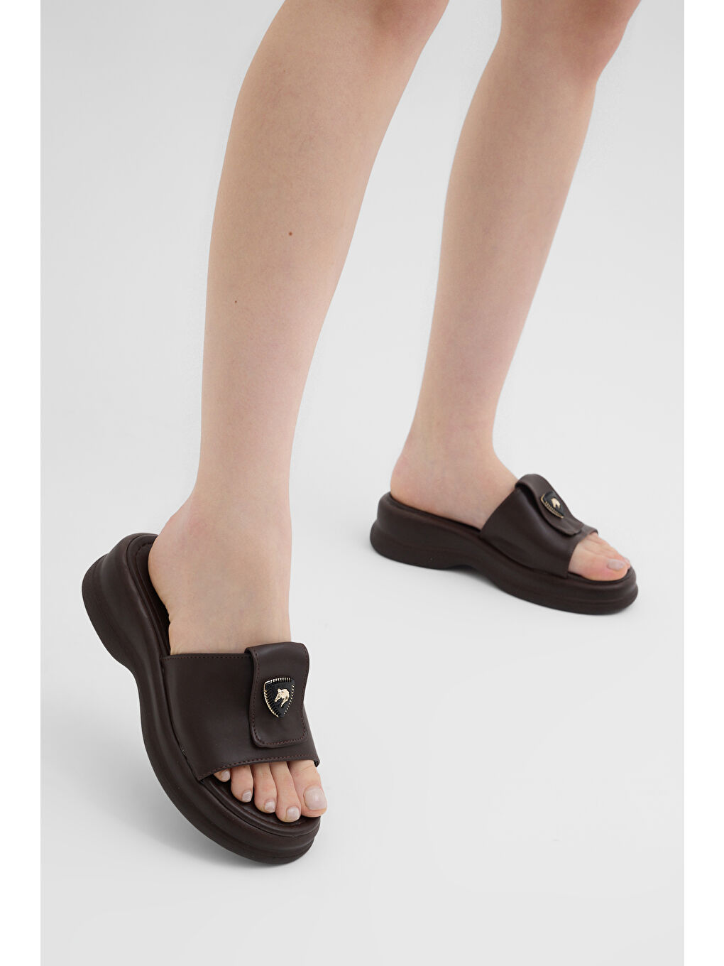 Kahverengi Kadın Kahve Rahat Kalıp Logo Detaylı Terlik-1