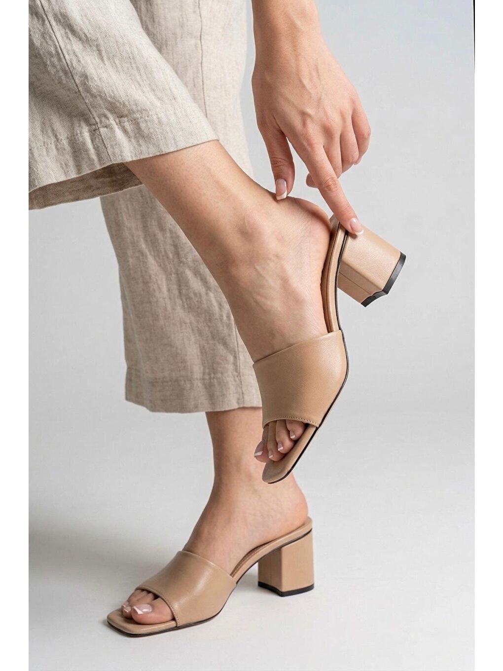 Bej Kadın Diodore Nude Günlük Rahat Kalın Topuklu Terlik-1