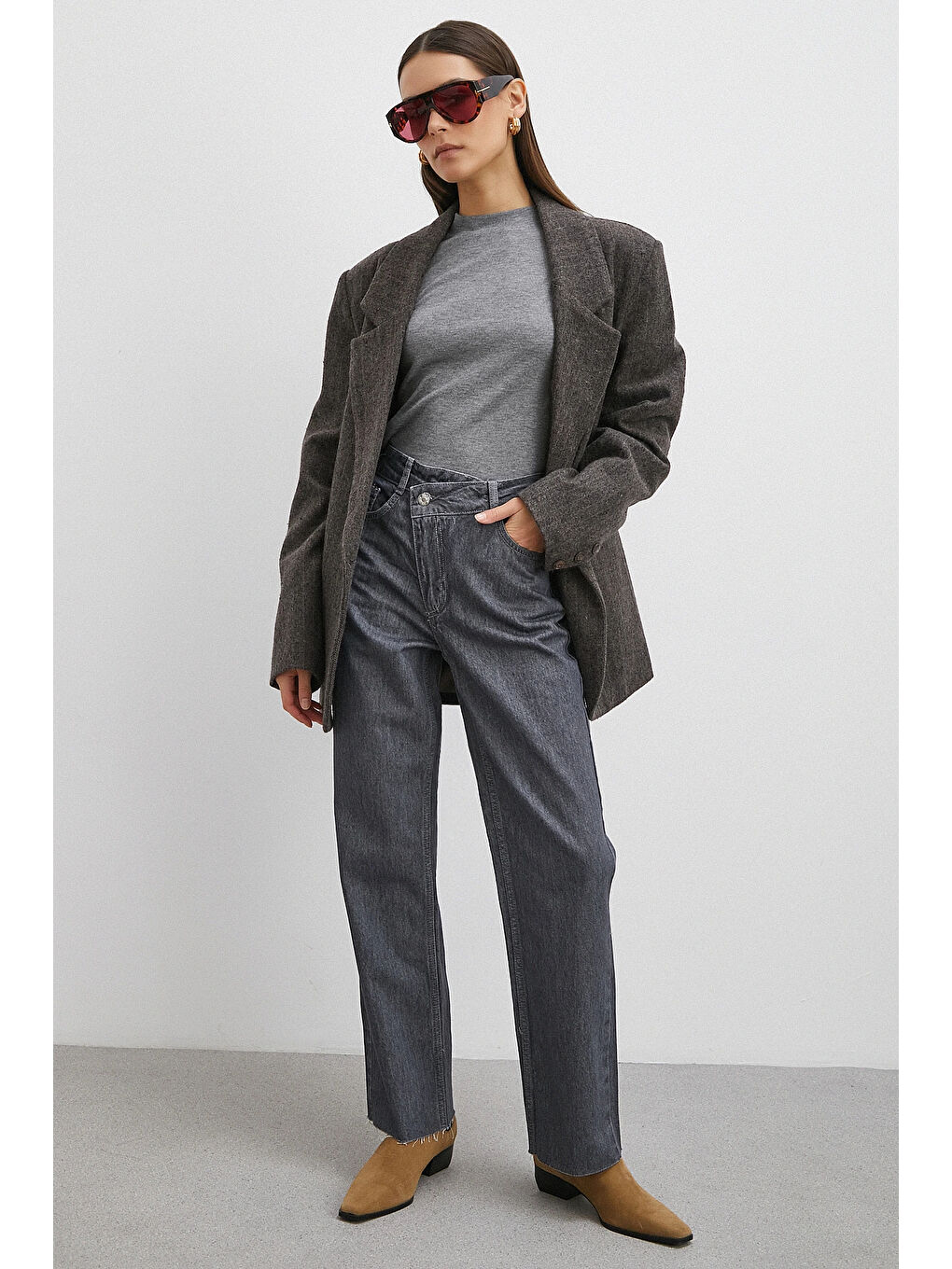 Gri Çapraz Fermuarlı Kesik Paça Düğmeli Jean Füme-1