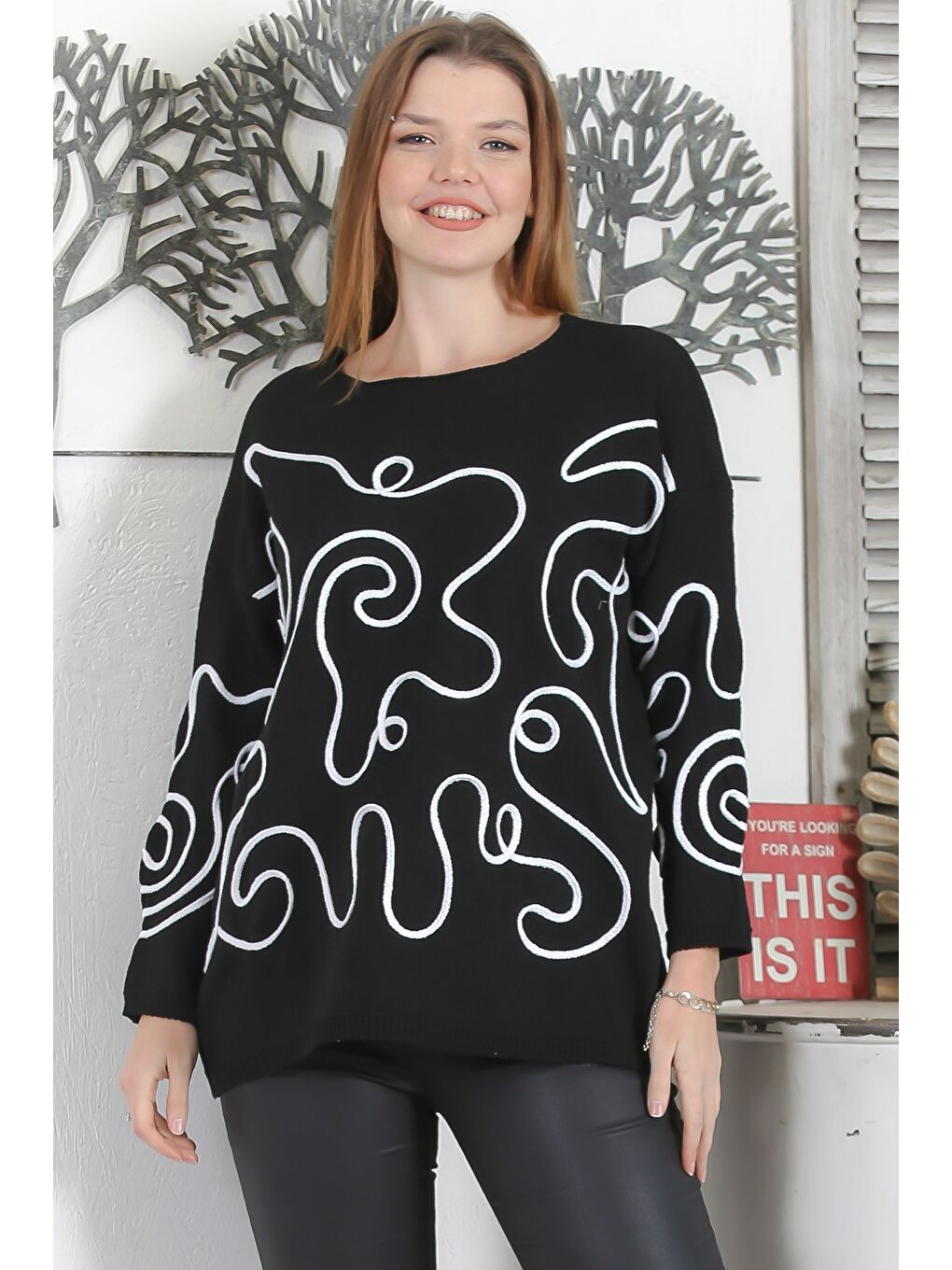 İtalyan Siyah Kayık Yaka Uzun Kol Süzene Nakışlı Casual Triko Kazak