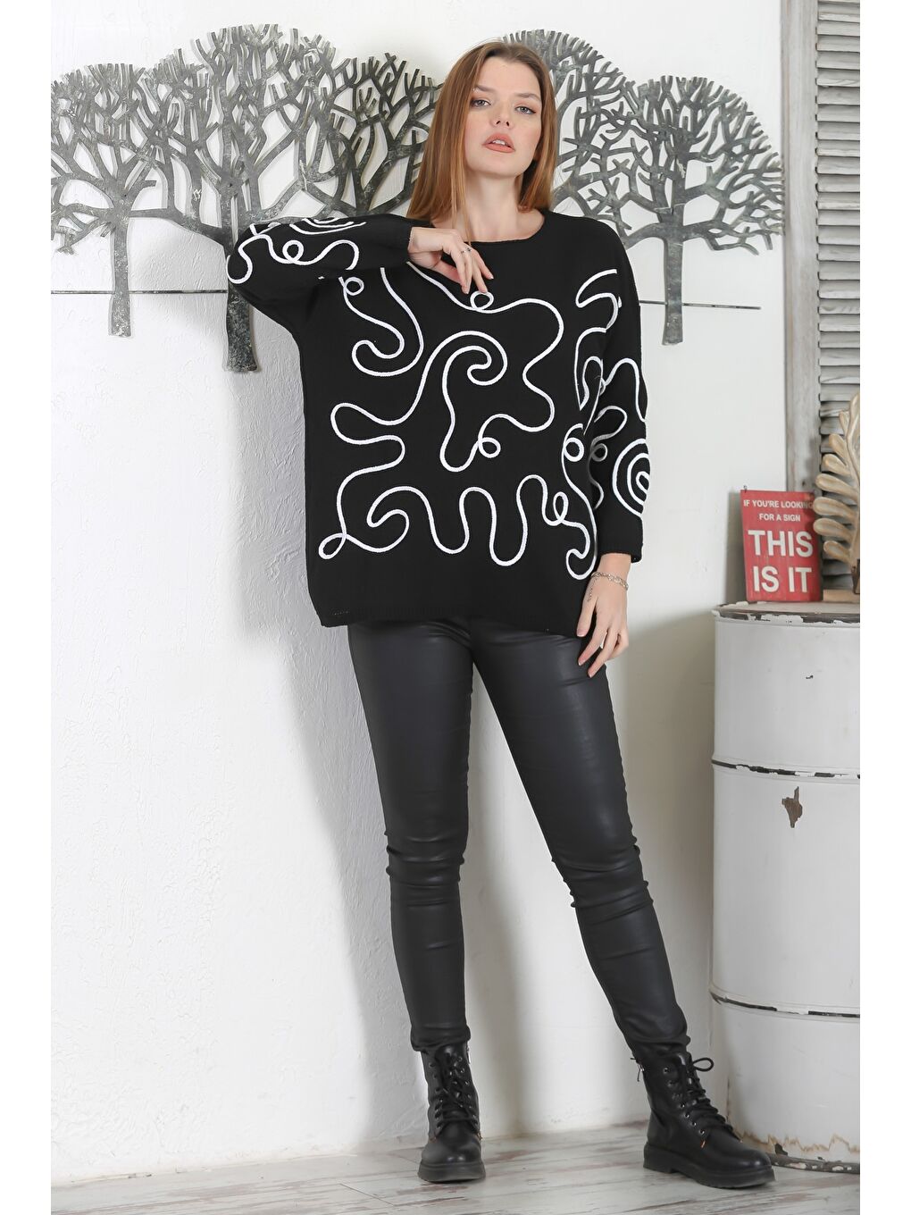 İtalyan Siyah Kayık Yaka Uzun Kol Süzene Nakışlı Casual Triko Kazak-3